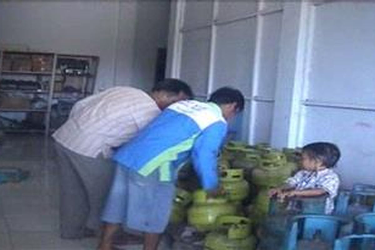 Kelangkaan elpiji 3 kilogram tdiak hanya meresahkan warga di wilayah kabupaten Polewali mandar, namun sudah meluas hingga ke kabupaten Majene dan Mamuju, Sulawesi Barat.