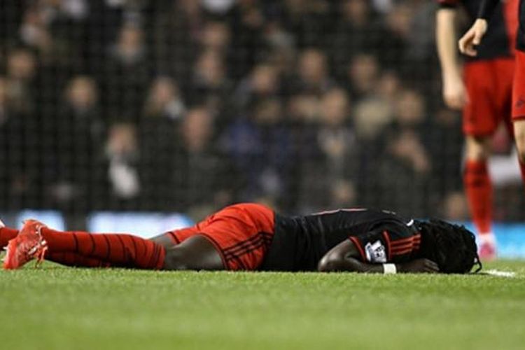 Bafetimbi Gomis kolaps saat Tottenham Hotspur menjamu Swansea. 