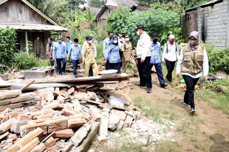 Bupati Blitar Rini Syarifah didamping Sekda Izul Marom meninjau lokasi fenomena tanah bergerak di Desa Kebonsari, Kecamatan Kademangan, Kabupaten Blitar, Senin (18/4/2022)