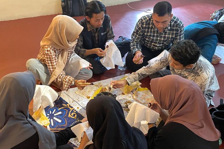 Proses membatik di Rumah Batik TBIG Pekalongan