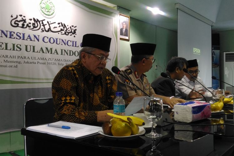 (Kiri-Kanan) Sekretariat Jenderal MUI Anwar Abas, Wakil Ketua Umum MUI Yunahar Ilyas, Kepala Divisi Hubungan Masyarakat Polri Jenderal Setyo Wasisto,dan Wakil Ketua Umum MUI  Zainud Tauhid saat konferensi pers terkait pembakaran bendera yang bertuliskan kalimat tauhid di Gedung MUI, Jakarta, Selasa (23/10/2018).