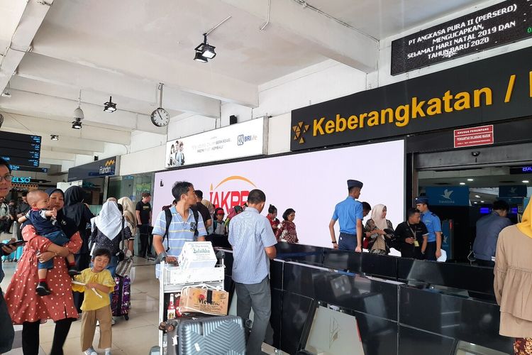 Aktivitas penumpang di Bandara Halim Perdana Kusuma, Kamis (2/1/2020)