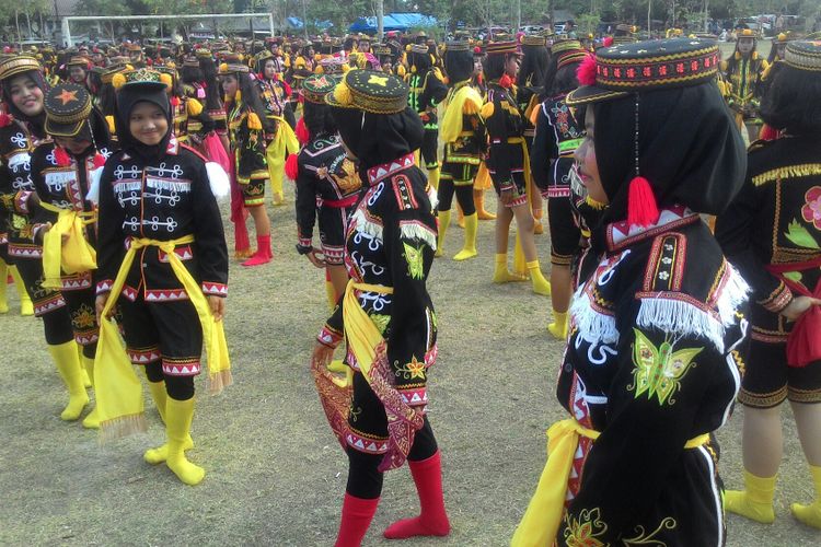 Ribuan penari Tari Angguk menanti waktu untuk beraksi di Alun-alun Kota Wates, Kulon Progo. Aksi mereka demi memeriahkan peringatan HUT ke-67 Kulon Progo, Senin (15/10/2018). 