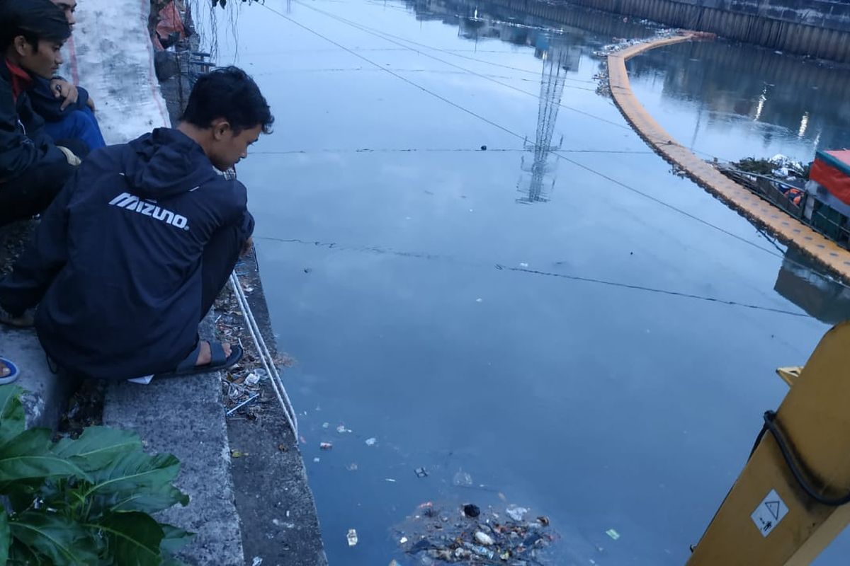 Proses pencarian seorang remaja yang tercebur ke Kali Banjir Kanal Barat (BKB) tepatnya di Jalan Latumenten Raya RT 013 RW 01 depan Seasons City, Jembatan Besi, Jakarta Barat pada Minggu (29/8/2021) pagi.