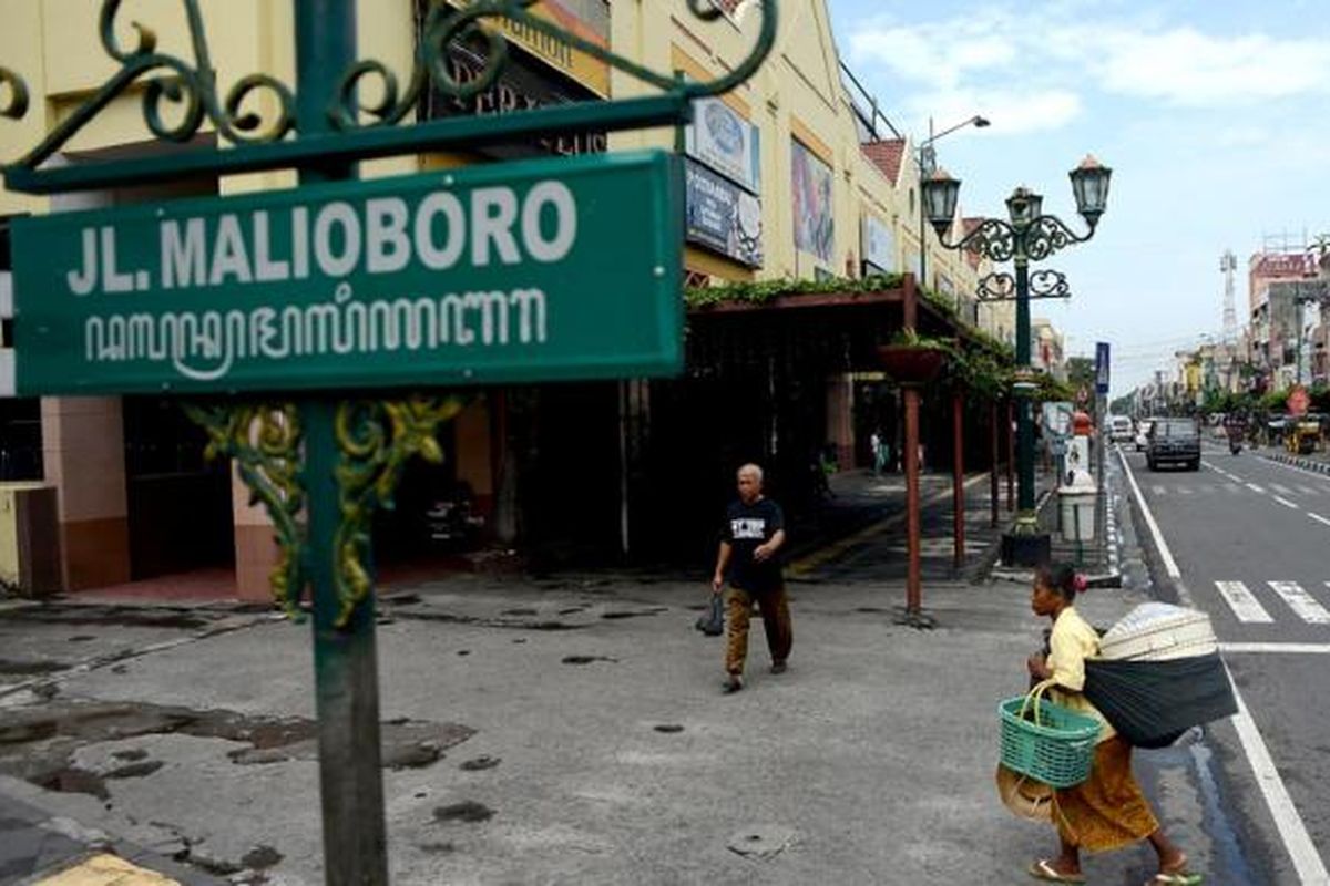 Pejalan kaki melintas di trotoar sisi timur Jalan Malioboro, Yogyakarta, Rabu (13/4). Pemberlakuan larangan penggunaan trotoar tersebut untuk tempat parkir kendaraan memungkinkan pejalan kaki dapat menggunakan fasilitas tersebut secara lebih nyaman.