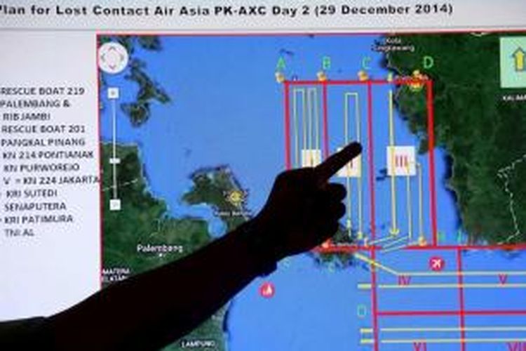 Anggota Basarnas menunjuk peta pencarian dalam pengarahan operasi SAR pesawat AirAsia QZ8501 yang hilang, Senin (29/12/2014). Pesawat AirAsia QZ8501 yang mengangkut 155 penumpang serta 7 awak, hilang kontak pada Minggu pagi, saat penerbangan dari Surabaya menuju Singapura.