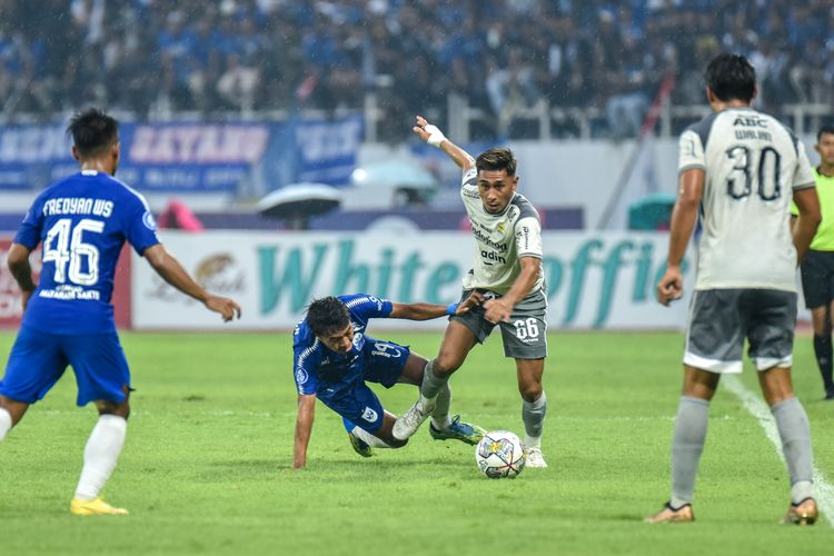 Wing back kiri Persib Daisuke Sato mencoba melewati adangan pemain PSIS Riyan Ardiansyah dalam pertandingan pekan ke-21 Liga 1 2022-2023, Selasa (31/1/2023) di Stadion Jatidiri Semarang.