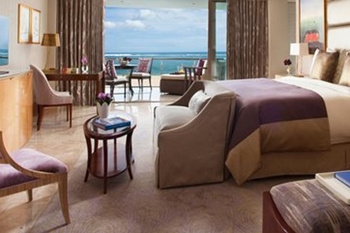 Kamar Suite di The Mulia, Bali.