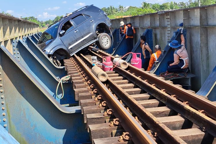 Mobil SUV melintang di atas jembatan rel KA Sumpiuh, Kabupaten Banyumas, Jawa Tengah, Rabu (19/4/2023).