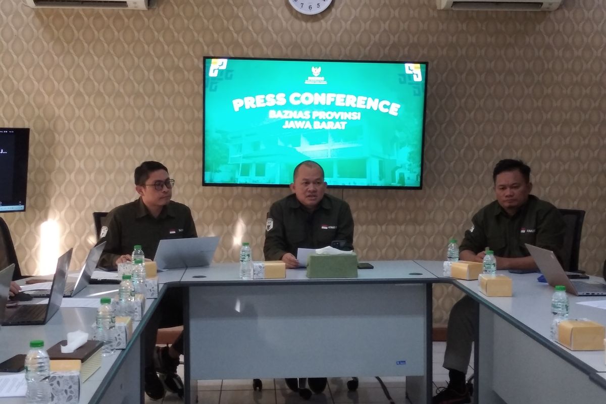 Wakil Ketua IV Baznas Jabar, Achmad Faisal (tengah) dalam konferensi pers perihal tudingan mantan pegawainya atas dugaan tindak penyelewengan dana hibah dan zakat di Kantor Baznas Jabar, Jalan Soekarno-Hatta, Kota Bandung, Selasa (27/5/2025).