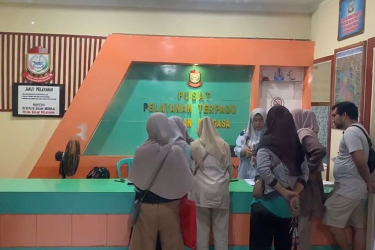 Beberapa petugas KPPS yang menunggu proses pencairan honor di kantor Kelurahan Mangasa, Jalan Sultan Alauddin II, Kecamatan Tamalate, Kota Makassar, Sulsel, Minggu (18/2/2024) malam.