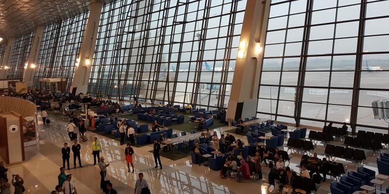 Suasana di area tunggu penumpang sebelum boarding gate Terminal 3 New Bandara Soekarno-Hatta, Tangerang, Selasa (9/8/2016). Terminal 3 New resmi beroperasi per hari ini dengan melayani penumpang penerbangan domestik Garuda Indonesia.