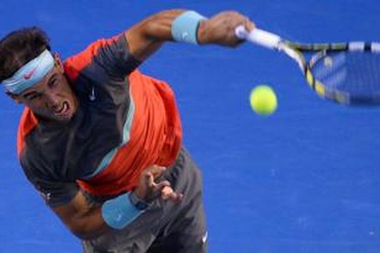 Petenis Spanyol, Rafael Nadal memukul bola ke arah petenis Swiss, Roger Federer pada laga semifinal Australian Open di Rod Laver Arena, Melbourne Park, Jumat (24/01/2014).