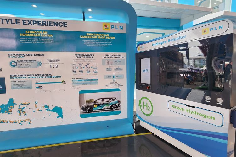 Stasiun Pengisian Kendaraan Hidrogen atau Hydrogen Refueling Station (HRS) buatan PLN Indonesia Power dipamerkan dalam pameran otomotif Indonesia International Motor Show (IIMS) 2024 di JIExpo Kemayoran, Jakarta.