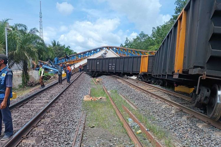 Kondisi girder pembangunan flyover yang berada di di Desa Panang Jaya, Kecamatan Gunung Megang, Kabupaten Muara Enim, Sumatera Selatan roboh dan menghantam api batu bara rangkaian panjang (Babaranjang), Kamis (7/3/2024). Akibat kejadian tersebut, jalan lintas Palembang-Muara Enim pun sempat mengalami kemacetan panjang.