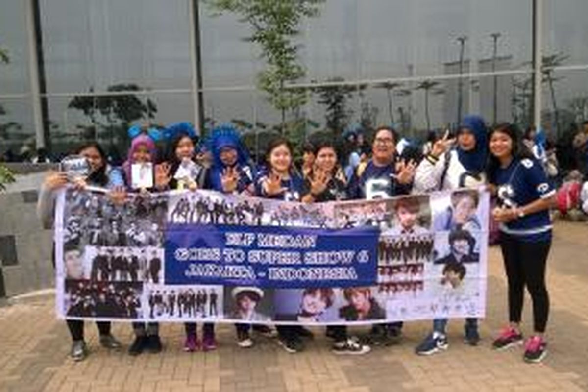 Sejumlah penggemar Super Junior asal Medan, ELF Medan, berpose sebelum menonton boyband kesayangan mereka itu di Indonesia Convention Exhibition (ICE), BSD City, Tangerang, Banten, Minggu (3/5/2015). Mereka terbang dari Medan pada Jumat lalu demi menonton konser SuJu.