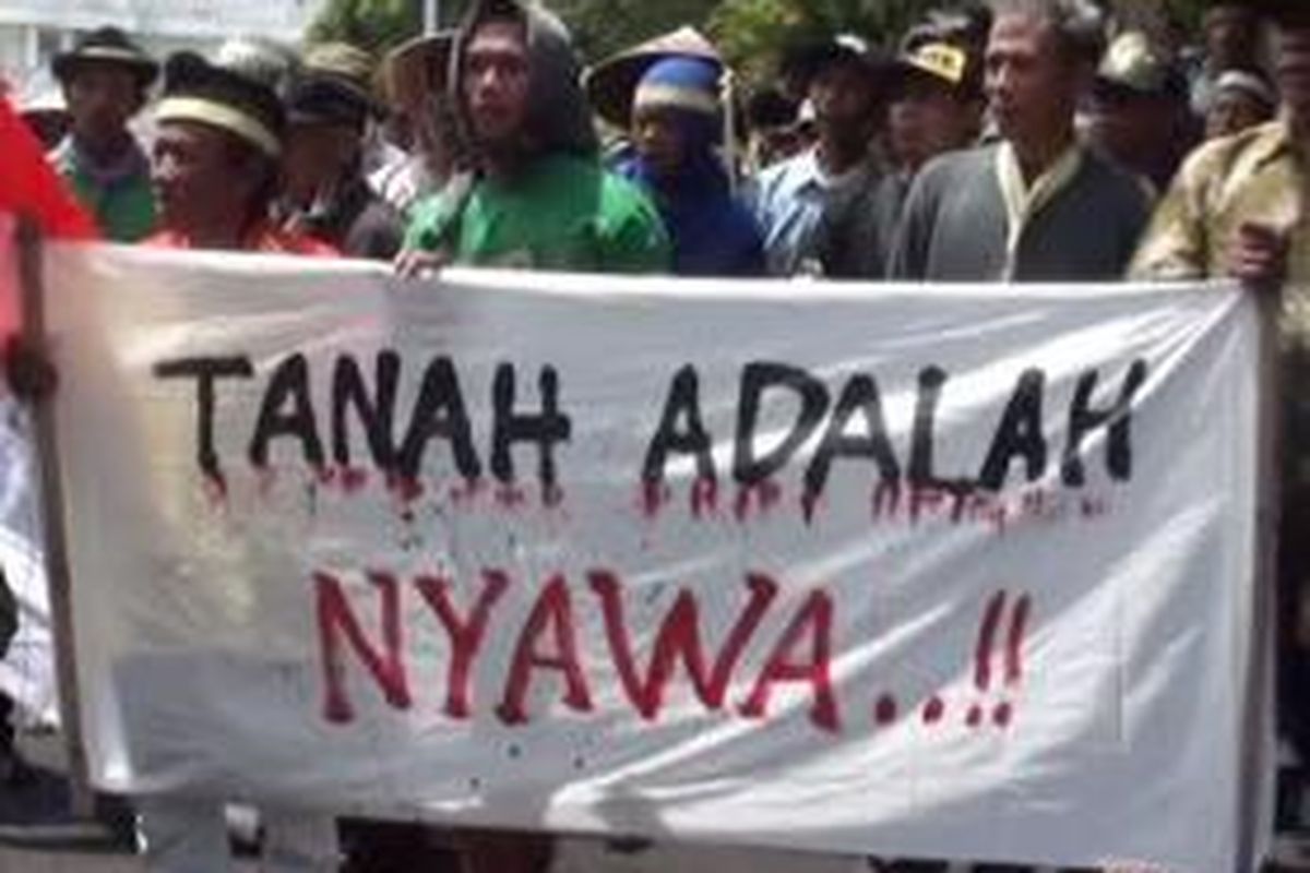 Warga Grajagan melakukan orasi di gedung DPRD Banyuwangi menuntut pembebasan dua warganya dan penyelesaian kasus sengketa tanah.