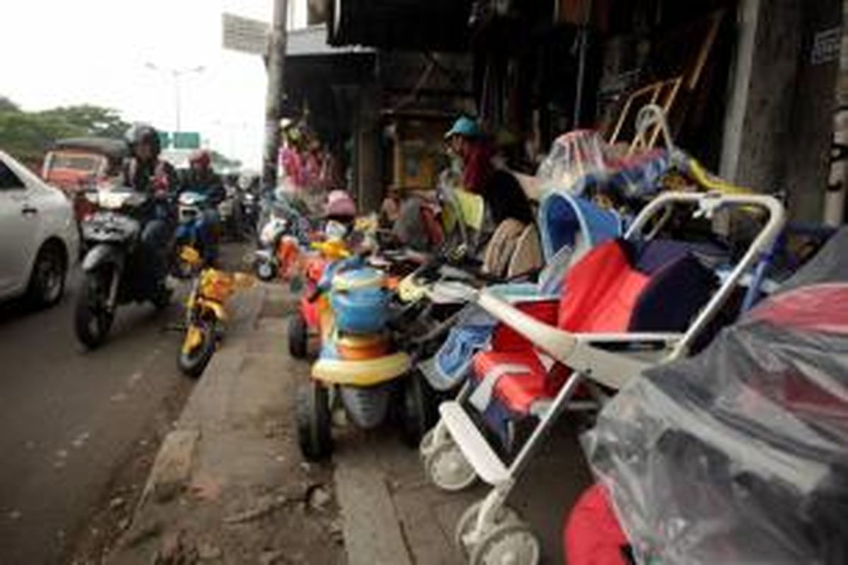 Sejumlah sepeda dijual di atas trotoar Jalan Sultan Agung, Pasar Rumput, Jakarta Selatan, Selasa (14/5/2013). Trotoar yang terpakai untuk menaruh barang dagangan mengakibatkan pejalan kaki kehilangan haknya untuk mendapatkan kenyamanan dan keamanan sebagai pejalan kaki.