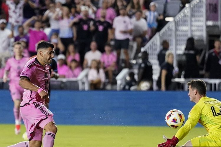 Luis Suárez dari Inter Miami CF melakukan tembakan melawan Matt Freese dari New York City FC di DRV PNK Stadium pada 30 Maret 2024 di Fort Lauderdale, Florida.