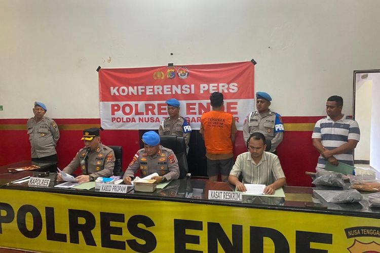 Konferensi pers kasus polisi aniaya warga di Mapolres Ende, Jumat (31/10/2025) 