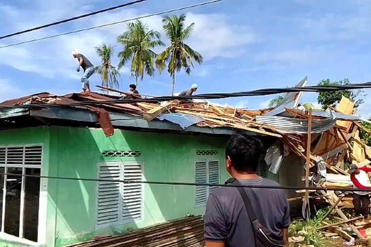 Warga yang rumahnya rusak akibat puting beliung di Desa Lengkong, Kecamatan Bua, Kabupaten Luwu, Sulawesi Selatan, Rabu (22/6/2022) dini hari, kini mulai membenahi dengan melakukan pembogkaran terutama pada bagian atap dan dinding.
