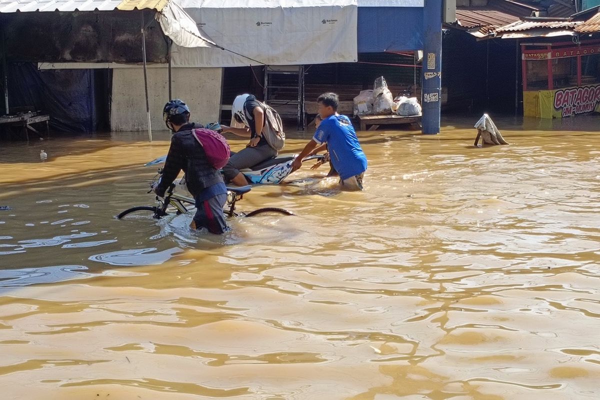 Banjir setinggi pinggang orang dewasa, menggenangi Jalan Raya Dayeuh Kolot, Kabupaten Bandung, Jawa Barat, Jumat (5/12/2025), banjir tersebut akibat luapam sungai Citarum yang terjadi pada Kamis malam