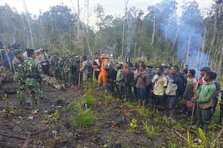 Tim SAR Darat bersama warga setempat tengah bersiap melakukan penyisiran di Gunung Aproup, Distrik Oksop, untuk mencari Helikopter MI-17 milik TNI AD yang hilang kontak di Kabupaten Pegunungan Bintang, Papua, sejak 28 Juni 2019