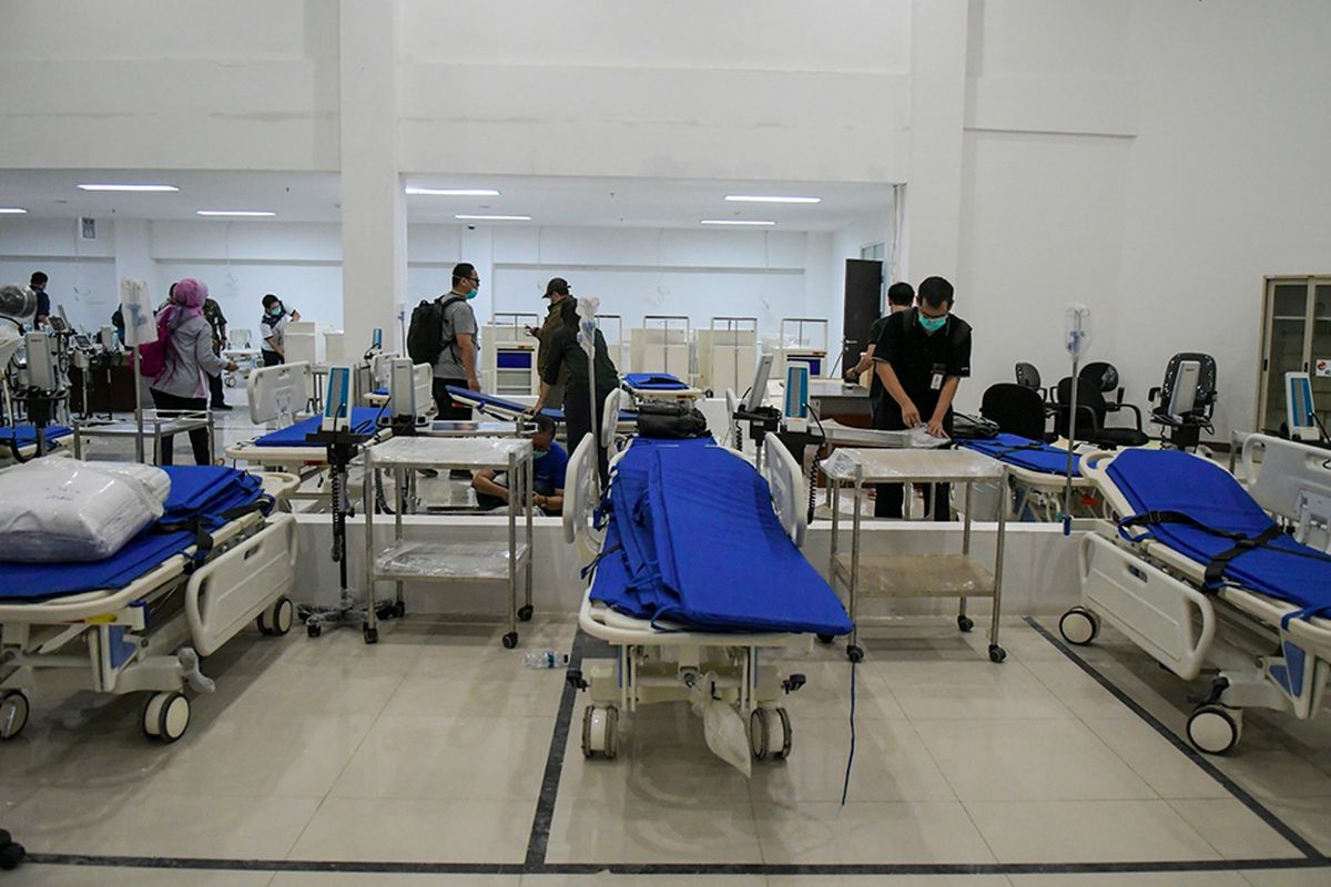 Petugas mempersiapkan alat medis di RS Darurat Covid-19, kompleks Wisma Atlet di Kemayoran, Jakarta, Minggu (22/3/2020). Pemerintah menyiapkan 2.500 kamar tidur di tower enam dan tujuh Wisma Atlet yang digunakan sebagai RS Darurat Covid-19 untuk penanganan pasien Covid-19.