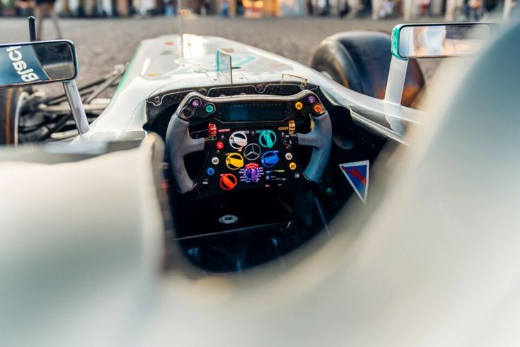 Mobil balap Mercedes F1 W04 milik Lewis Hamilton dilelang dan terjual Rp 290 miliar