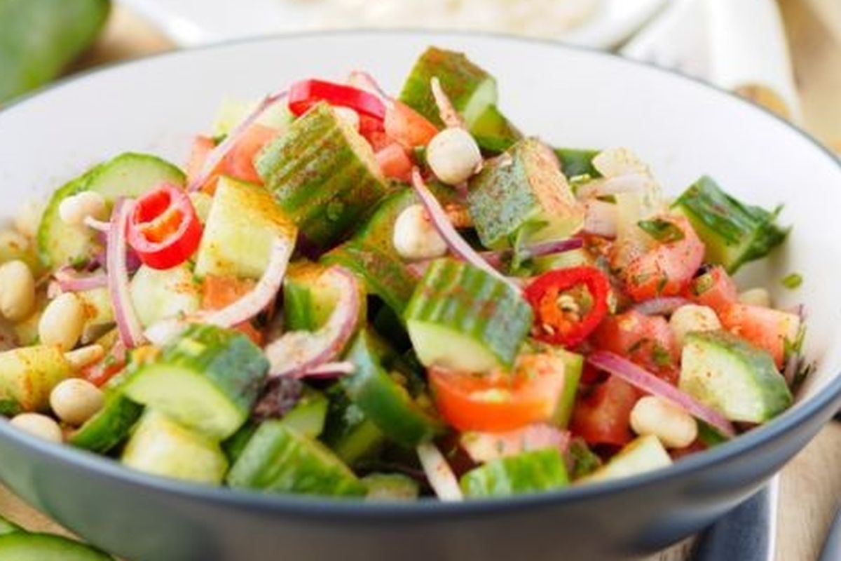 Salad mentimun dan kacang.
