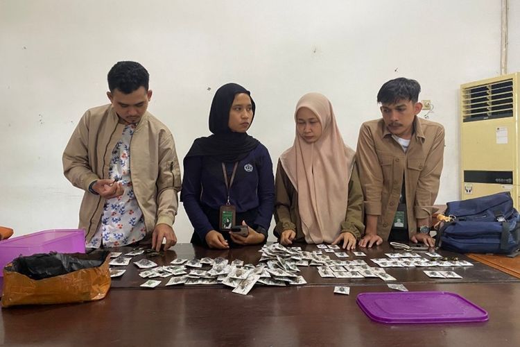 Petugas menangkap pria yang menjual kupu-kupu dan kumbang dilindungi. 