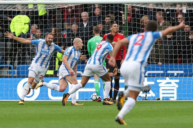 Para pemain Huddersfield Town merayakan gol Aaron Moy ke gawang Manchester United pada partai lanjutan Liga Inggris di Stadion John Smith, Sabtu (21/10/2017).