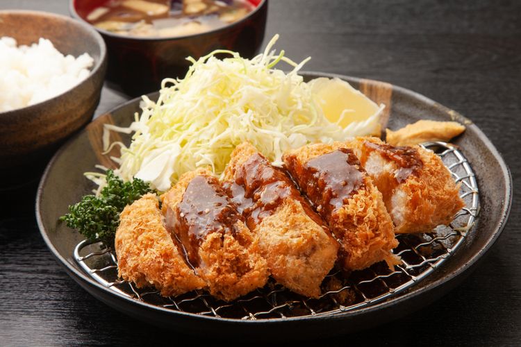 Ilustrasi chicken katsu dengan saus tonkatsu.