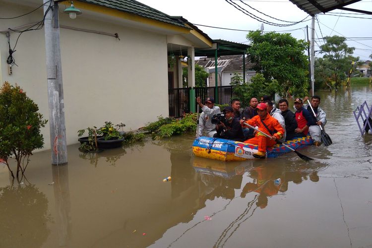 Tim evakuasi korban banjir di Garden City Residence Periuk Tangerang, Minggu (2/2/2020)