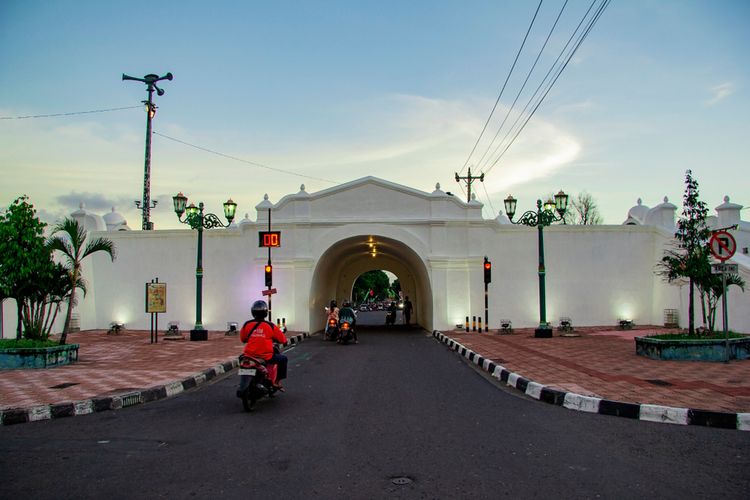 Kenampakan menara sirine atau gauk Plengkung Gading yang berbunyi hanya pada dua momen saja.