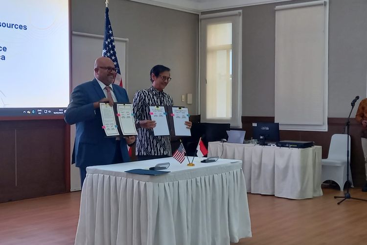 Sekretaris Jenderal Kementerian ESDM Rida Mulyana bersama bersama Assistant Secretary of Commerce dan Director General of the U.S. and Foreign Commercial Service, U.S. Department of Commerce Arun Venkataraman menandatangani MoU Clean Energy Working Group Indonesia-Amerika Serikat di Kementerian ESDM, Jakarta, Kamis (16/3/2023).