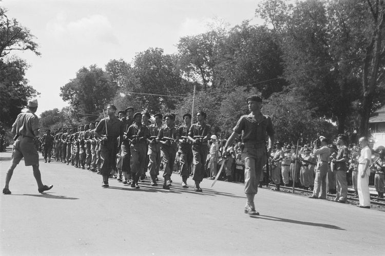Raymond Westerling saat memimpin parade di Batavia.