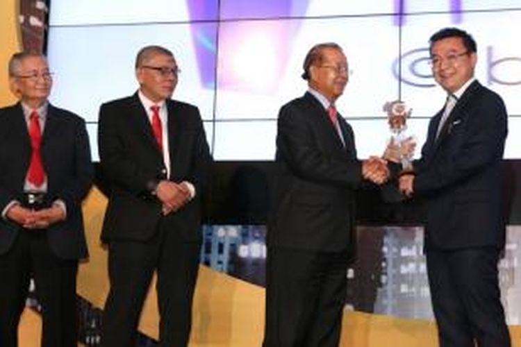 Victor Irawan, Komisaris PT PLI  meraih penghargaan “Entrepreneur Muda Kreatif dan Inovatif