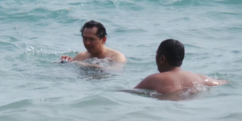 Wakil Gubernur DKI Jakarta Basuki Tjahaja Purnama asyik berenang di pantai pribadinya di Belitung Timur.