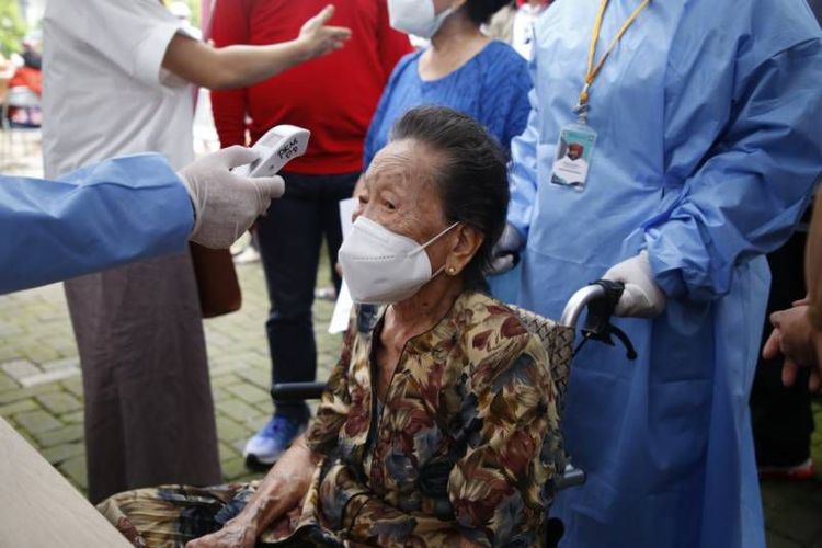 Dinas Kesehatan (Dinkes) Kota Tangerang kini sudah mulai membuka layanan vaksinasi Covid-19 booster kedua untuk lansia, Senin (12/12/2022).