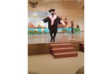 Viral, Video Mahasiswa Gunakan High Heels dan Bergaya Bak Model Saat Wisuda