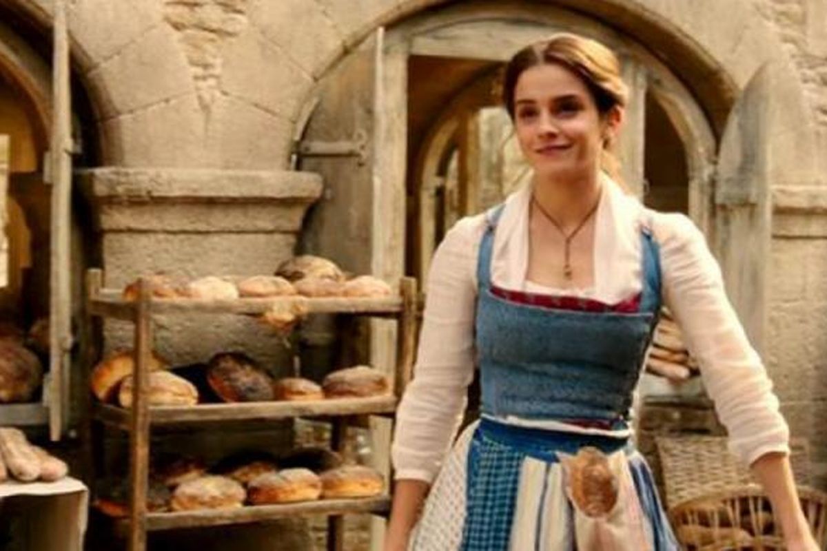Emma Watson memerankan Belle dalam film adaptasi Disney, Beauty and the Beast. 