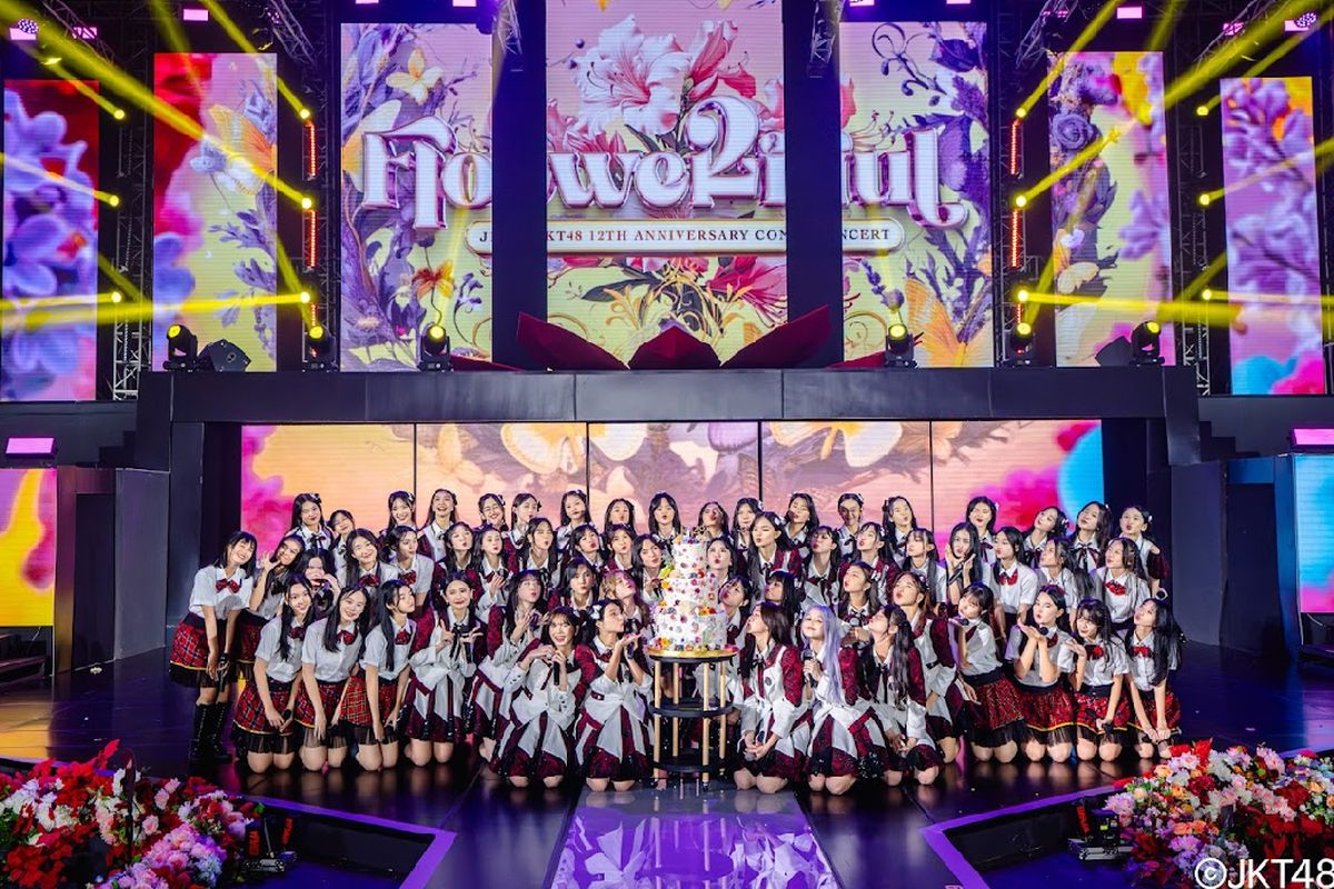 Momen JKT48 menggelar konser annivesary ke-12 di Graha UNESA, Surabaya, Jawa Timur, Minggu (17/12/2023). 