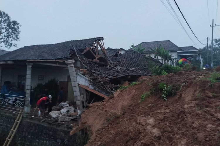 Tanah longsor menimpa dua rumah dan menutup total jalan poros desa di Dukuh Bangunsari, Desa Wagir Kidul, Kecamatan Pulung, Ponorogo. BPBD Ponorogo mencatat longsor dipicu hujan dengan intensitas sedang hingga lebat yang mengguyur wilayah Pulung selama 3,5 jam dari mulai pukul 12:30 WIB.