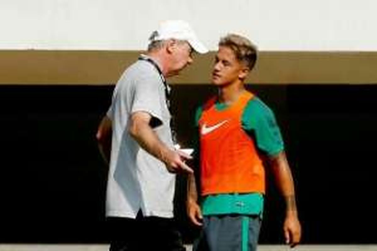 Penyerang seleksi timnas Indonesia, Irfan Bachdim, saat diberikan instruksi oleh pelatih timnas, Alfred Riedl, di Stadion Pakansari, Cibinong, Bogor, Selasa (9/8/2016).