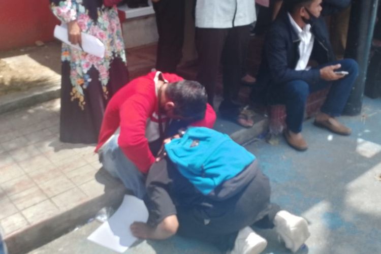 Salah seorang pelajar yang diamankan aparat kepolisian karena hendak tawuran, mencium kaki orangtua saat dijemput di Mapolresta Bandar Lampung, Selasa (13/9/2022). Ratusan pelajar diamankan karena diduga hendak tawuran pada Senin (12/9/2022) malam.