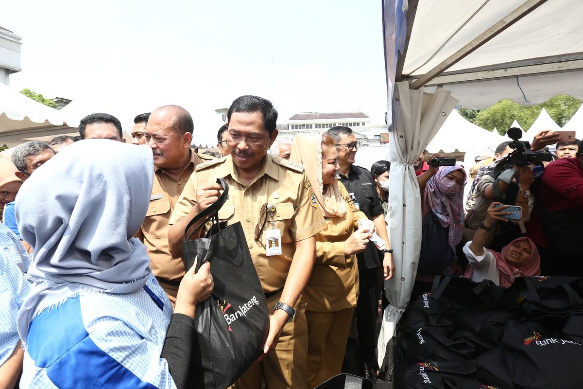 Wali Kota (Walkot) Semarang Hevearita Gunaryanti Rahayu kegiatan Bazar Ramadhan dan Gerakan Pangan Murah (GPM) di halaman Balai Kota Semarang pada Senin-Selasa, 1-2 April 2024.
