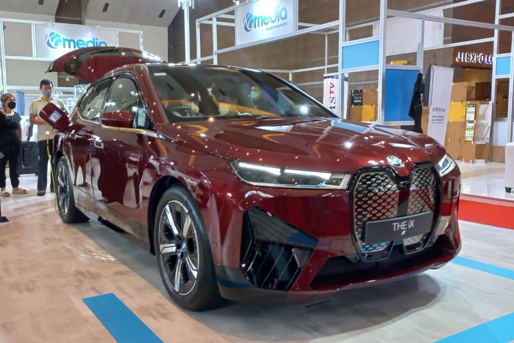 Deretan mobil mewah harga miliaran rupiah di Indonesia International Motor Show (IIMS) 2023