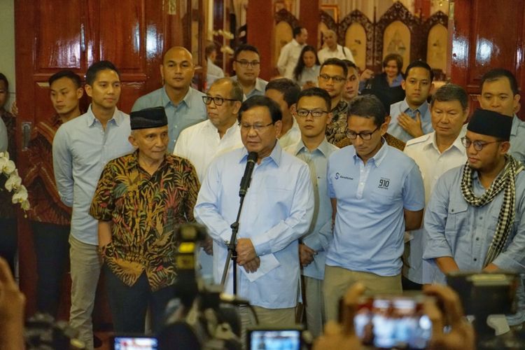 Calon presiden Prabowo Subianto saat menggelar konferensi pers di kediaman pribadinya, Jalan Kertanegara, Jakarta Selatan, Rabu (3/10/2018) malam.