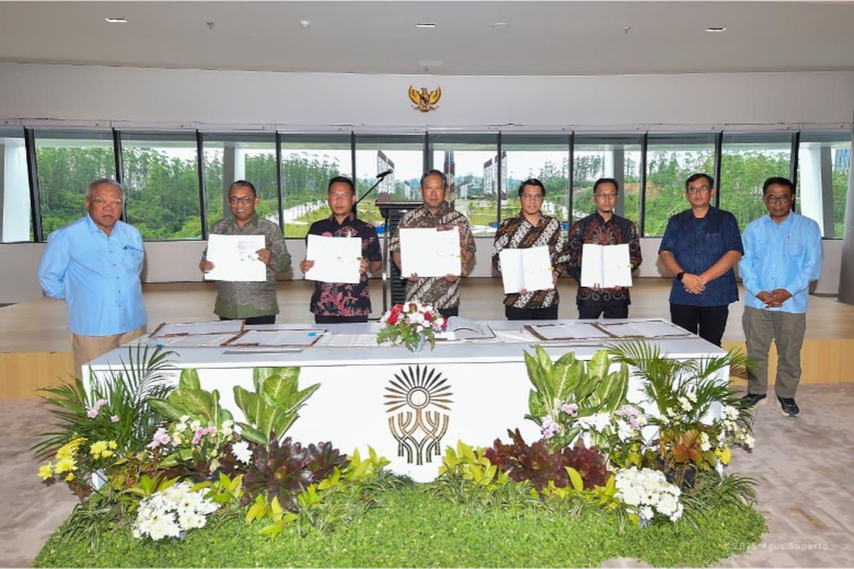 Otorita IKN menandatangani kontrak kerja sama pembangunan embung di Kawasan Inti Pusat Pemerintahan (KIPP) 1B dan 1C serta kolam retensi bersama sejumlah penyedia jasa, yaitu PT Bumi Karsa, PT Adhi Karya (Persero) Tbk, dan PT Nindya Karya, pada Kamis (27/11/2025)